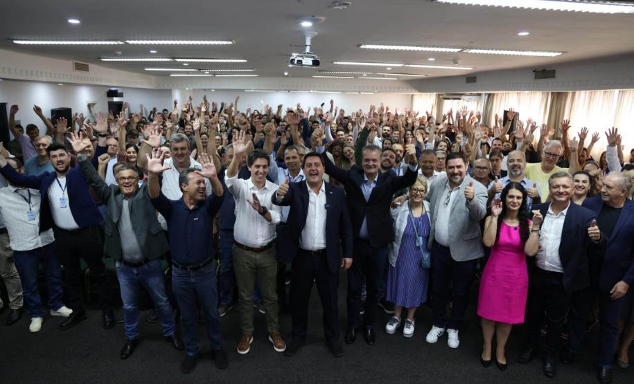 O governador Carlos Massa Ratinho Junior deu posse nesta segunda-feira (4) a 200 novos servidores que reforçarão o efetivo do Instituto Água e Terra (IAT).