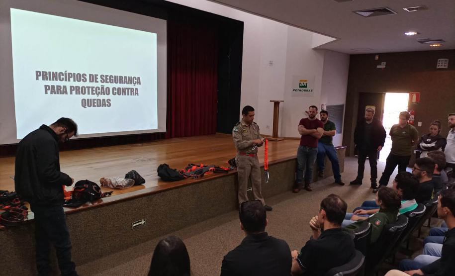 Profissionais do IAT começaram a ser treinados por oficiais do Corpo de Bombeiros para o trabalho em altura.