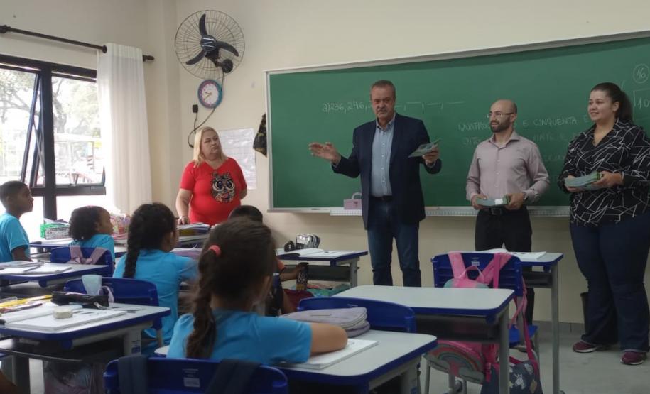 Cartilha elaborada pela equipe de Outorga do IAT ajuda no uso consciente da água.