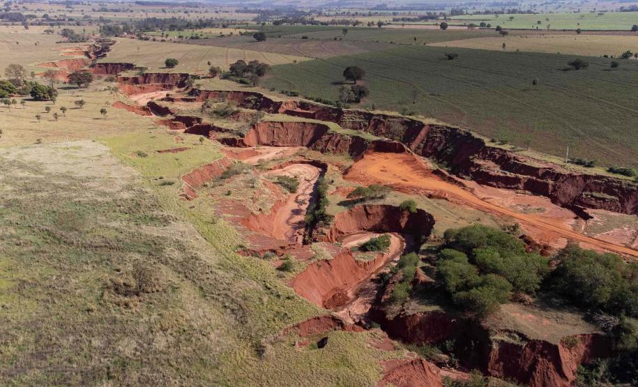 Loanda, 21 de junho de 2024 - O governador Carlos Massa Ratinho Junior assinou, em Loanda, a Ordem de Serviço para o início da obra de controle e recuperação da erosão no Emissário Água da Mina.