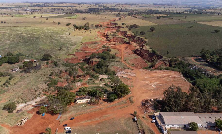 Loanda, 21 de junho de 2024 - O governador Carlos Massa Ratinho Junior assinou, em Loanda, a Ordem de Serviço para o início da obra de controle e recuperação da erosão no Emissário Água da Mina.
