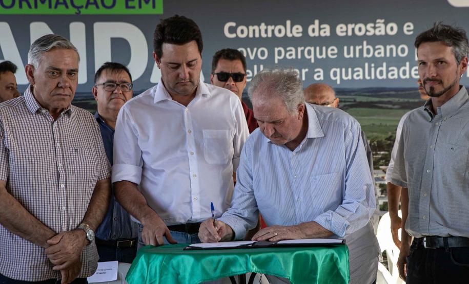 Loanda, 21 de junho de 2024 - O governador Carlos Massa Ratinho Junior assinou, em Loanda, a Ordem de Serviço para o início da obra de controle e recuperação da erosão no Emissário Água da Mina.
