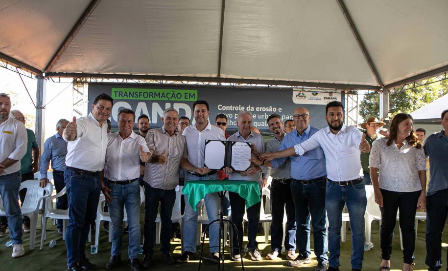 Loanda, 21 de junho de 2024 - O governador Carlos Massa Ratinho Junior assinou, em Loanda, a Ordem de Serviço para o início da obra de controle e recuperação da erosão no Emissário Água da Mina.