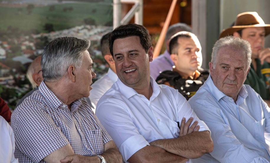 Loanda, 21 de junho de 2024 - O governador Carlos Massa Ratinho Junior assinou, em Loanda, a Ordem de Serviço para o início da obra de controle e recuperação da erosão no Emissário Água da Mina.