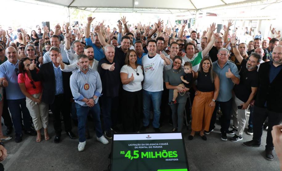 O governador Carlos Massa Ratinho Junior anunciou neste sábado (22), no balneário de Praia de Leste, o projeto de modernização da orla de Pontal do Paraná e um pacote de investimentos para a cidade que ultrapassará R$ 96 milhões. As ações contemplam diferentes secretarias e órgãos do Governo do Estado e serão implementadas até 2028