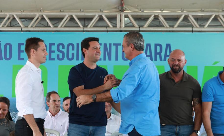 O governador Carlos Massa Ratinho Junior anunciou neste sábado (22), no balneário de Praia de Leste, o projeto de modernização da orla de Pontal do Paraná e um pacote de investimentos para a cidade que ultrapassará R$ 96 milhões. As ações contemplam diferentes secretarias e órgãos do Governo do Estado e serão implementadas até 2028