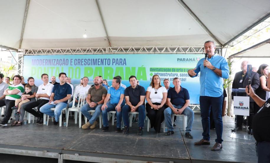 O governador Carlos Massa Ratinho Junior anunciou neste sábado (22), no balneário de Praia de Leste, o projeto de modernização da orla de Pontal do Paraná e um pacote de investimentos para a cidade que ultrapassará R$ 96 milhões. As ações contemplam diferentes secretarias e órgãos do Governo do Estado e serão implementadas até 2028