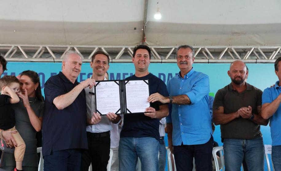 O governador Carlos Massa Ratinho Junior anunciou neste sábado (22), no balneário de Praia de Leste, o projeto de modernização da orla de Pontal do Paraná e um pacote de investimentos para a cidade que ultrapassará R$ 96 milhões. As ações contemplam diferentes secretarias e órgãos do Governo do Estado e serão implementadas até 2028