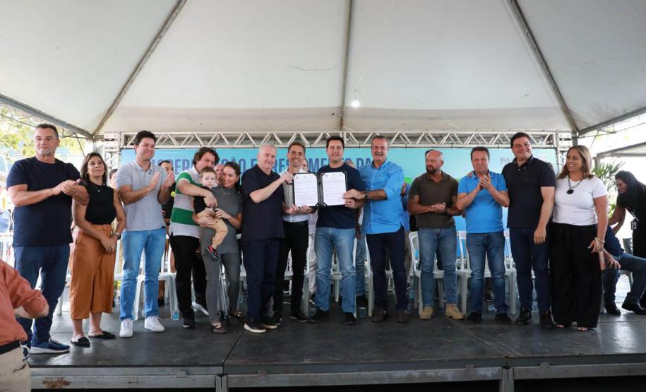 O governador Carlos Massa Ratinho Junior anunciou neste sábado (22), no balneário de Praia de Leste, o projeto de modernização da orla de Pontal do Paraná e um pacote de investimentos para a cidade que ultrapassará R$ 96 milhões. As ações contemplam diferentes secretarias e órgãos do Governo do Estado e serão implementadas até 2028