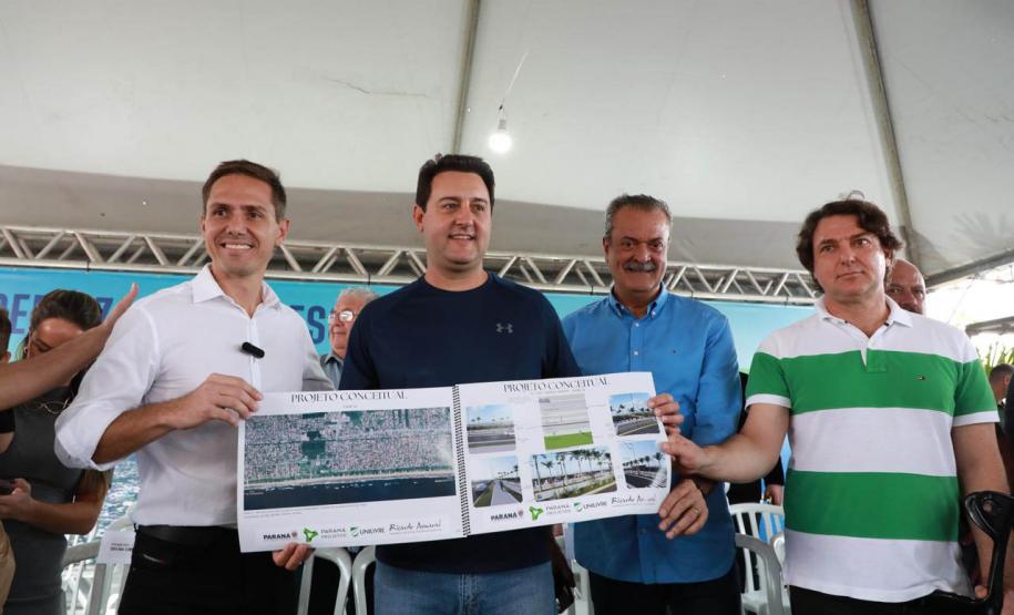 O governador Carlos Massa Ratinho Junior anunciou neste sábado (22), no balneário de Praia de Leste, o projeto de modernização da orla de Pontal do Paraná e um pacote de investimentos para a cidade que ultrapassará R$ 96 milhões. As ações contemplam diferentes secretarias e órgãos do Governo do Estado e serão implementadas até 2028