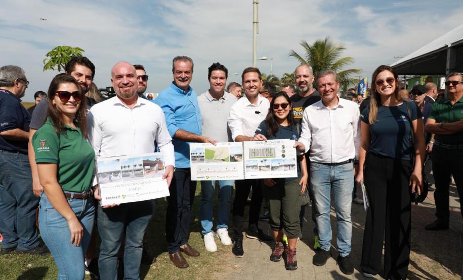 O governador Carlos Massa Ratinho Junior anunciou neste sábado (22), no balneário de Praia de Leste, o projeto de modernização da orla de Pontal do Paraná e um pacote de investimentos para a cidade que ultrapassará R$ 96 milhões. As ações contemplam diferentes secretarias e órgãos do Governo do Estado e serão implementadas até 2028