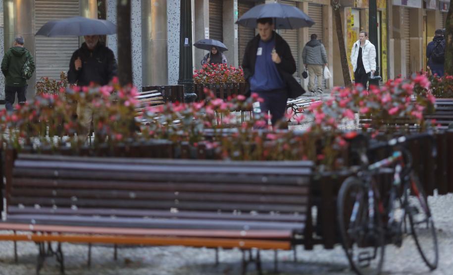 Frio segue no Paraná até a próxima semana; chuva congelada e neve descartadas