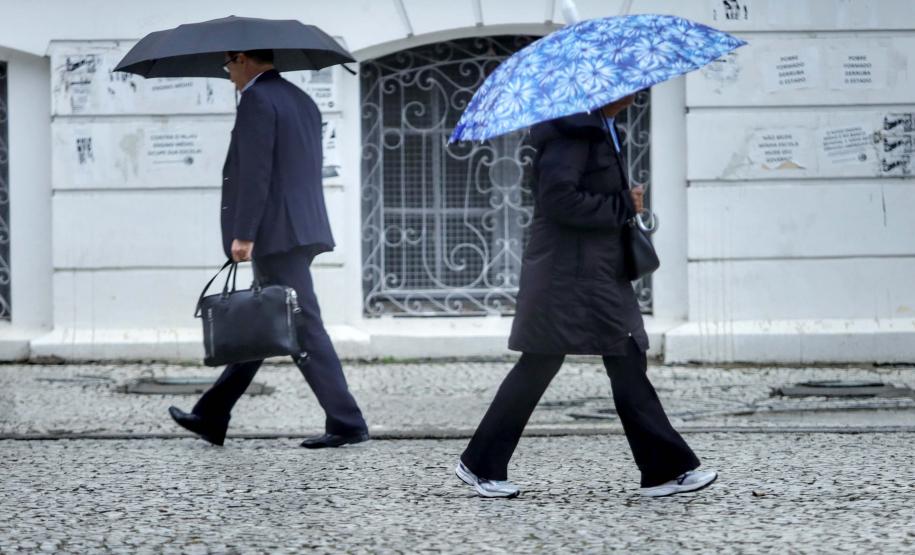 Frio segue no Paraná até a próxima semana; chuva congelada e neve descartadas