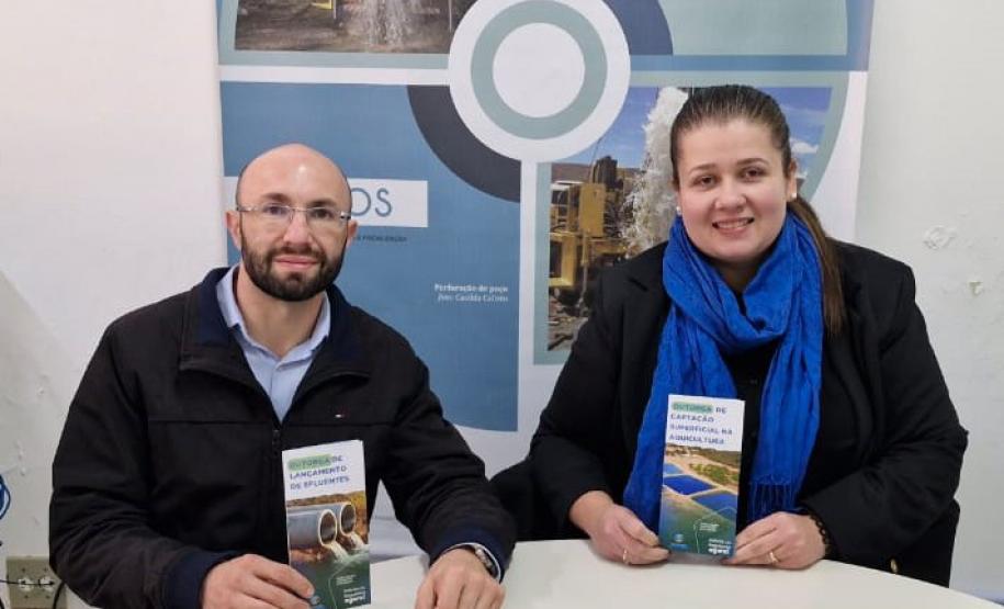 Tiago Martins Bacovis e Gláucia Tavares Paes de Assis, da equipe de Outorga do IAT