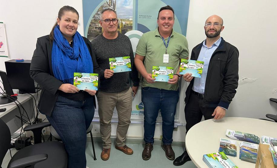 Equipe da regional de Pitanga do IAT com as novas cartilhas do setor de Outorga do IAT