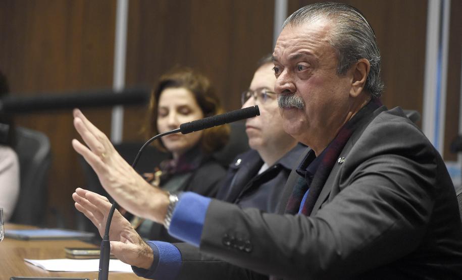 Foto de autoridades durante lançamento do PEM PEN - Planejamento Espacial Marinho, Solenidade de lançamento do ptojeto piloto da região marinha do sul do Brasil. Curitiba Pr - Palácio Iguaçú - GGI com a presença do Secretário de estado do desenvolvimento