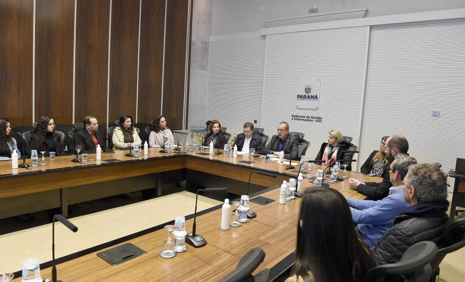 Foto de autoridades durante lançamento do PEM PEN - Planejamento Espacial Marinho, Solenidade de lançamento do ptojeto piloto da região marinha do sul do Brasil. Curitiba Pr - Palácio Iguaçú - GGI com a presença do Secretário de estado do desenvolvimento