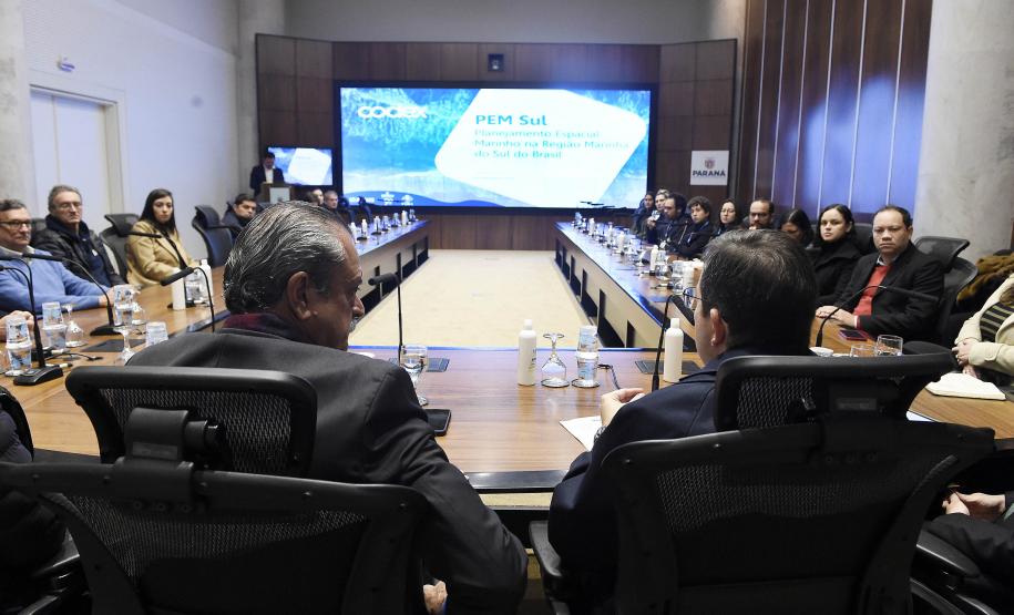 Foto de autoridades durante lançamento do PEM PEN - Planejamento Espacial Marinho, Solenidade de lançamento do ptojeto piloto da região marinha do sul do Brasil. Curitiba Pr - Palácio Iguaçú - GGI com a presença do Secretário de estado do desenvolvimento