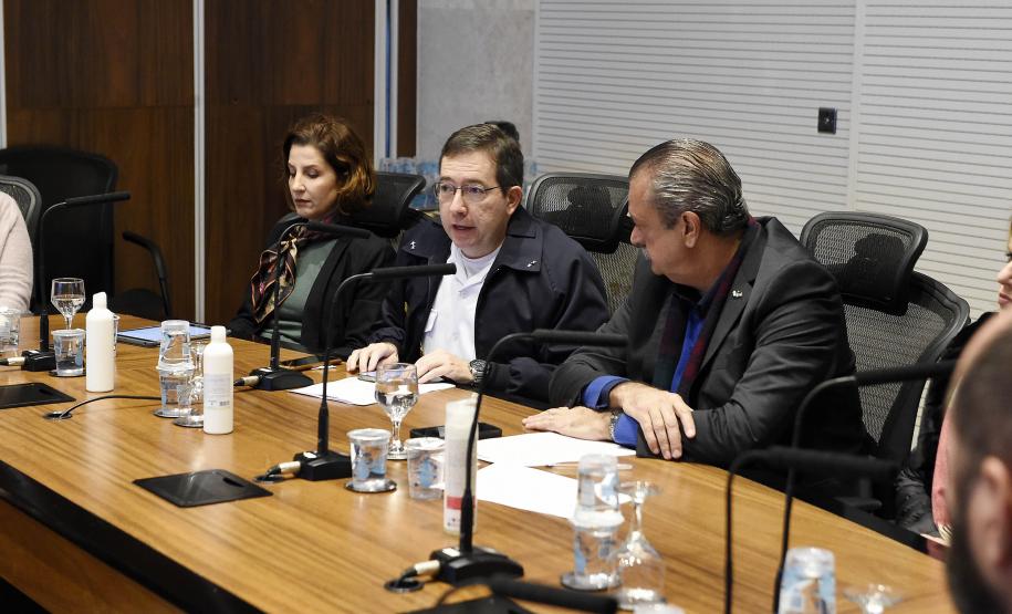 Foto de autoridades durante lançamento do PEM PEN - Planejamento Espacial Marinho, Solenidade de lançamento do ptojeto piloto da região marinha do sul do Brasil. Curitiba Pr - Palácio Iguaçú - GGI com a presença do Secretário de estado do desenvolvimento