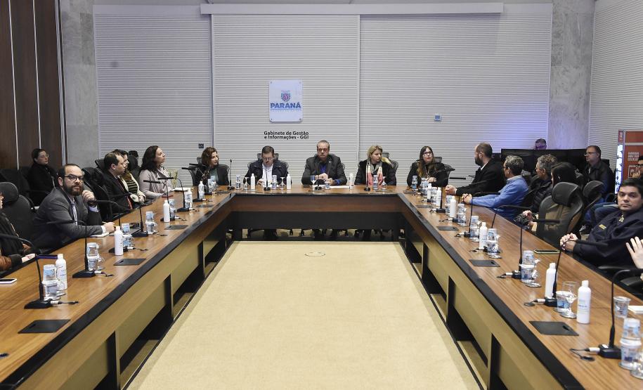 Foto de autoridades durante lançamento do PEM PEN - Planejamento Espacial Marinho, Solenidade de lançamento do ptojeto piloto da região marinha do sul do Brasil. Curitiba Pr - Palácio Iguaçú - GGI com a presença do Secretário de estado do desenvolvimento