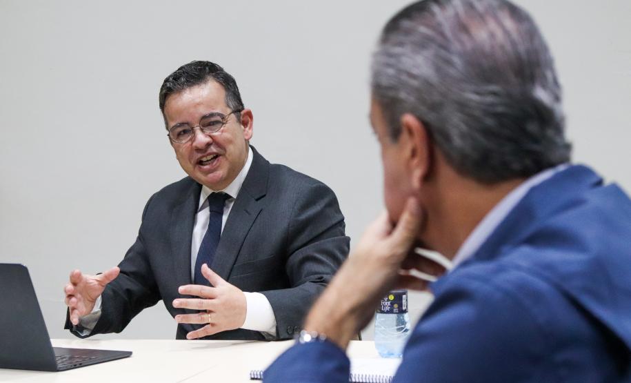 Everton Souza, secretário do Desenvolvimento Sustentável, e Paulo de Tarso: diretor-presidente do Simepar: trabalho em conjunto pelo meio ambiente do Paraná