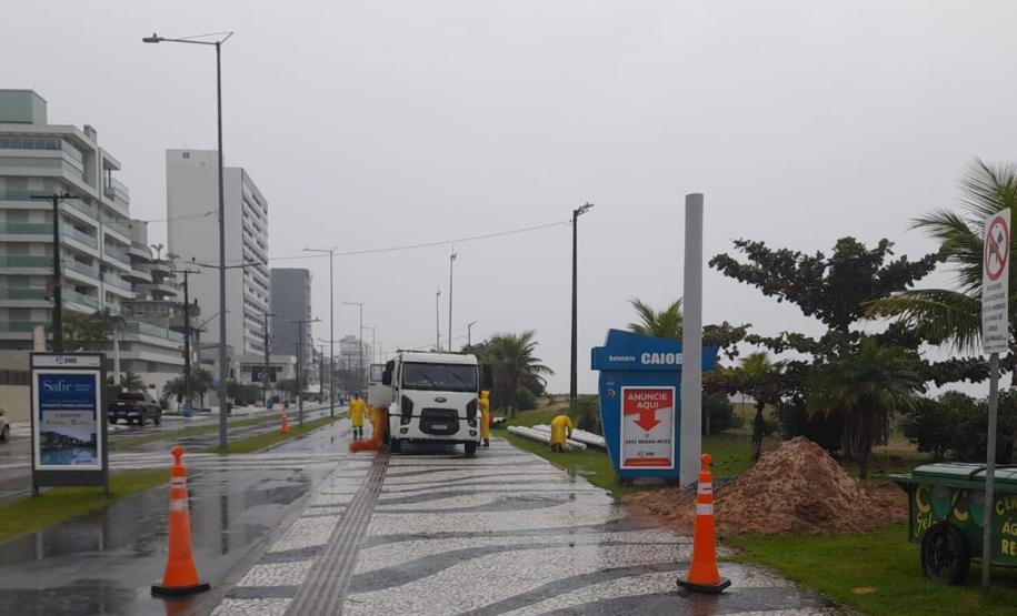 Superpostes voltaram a ser instalados nesta segunda-feira (29) na Orla de Matinhos