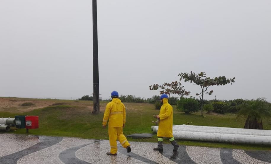 Superpostes voltaram a ser instalados nesta segunda-feira (29) na Orla de Matinhos
