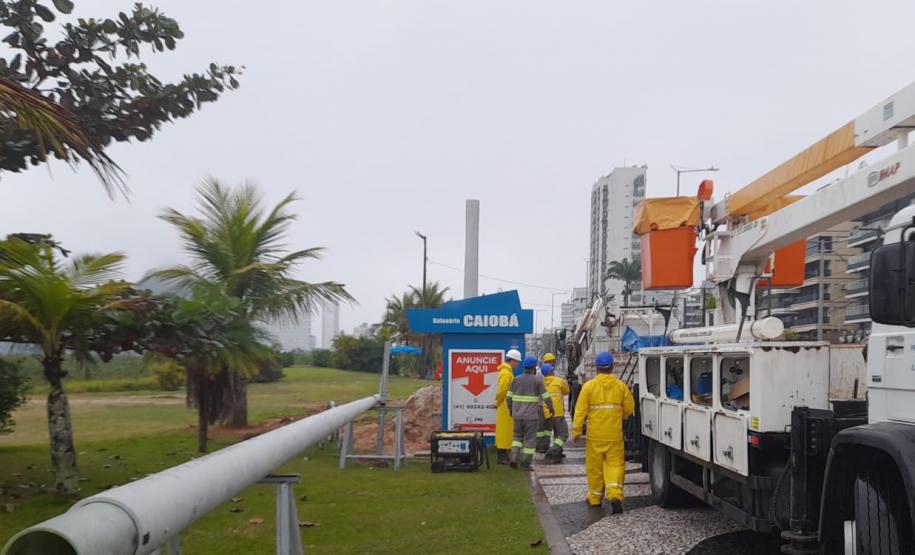 Superpostes voltaram a ser instalados nesta segunda-feira (29) na Orla de Matinhos
