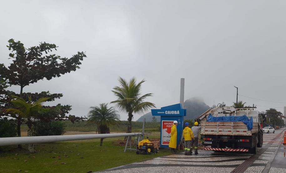 Superpostes voltaram a ser instalados nesta segunda-feira (29) na Orla de Matinhos