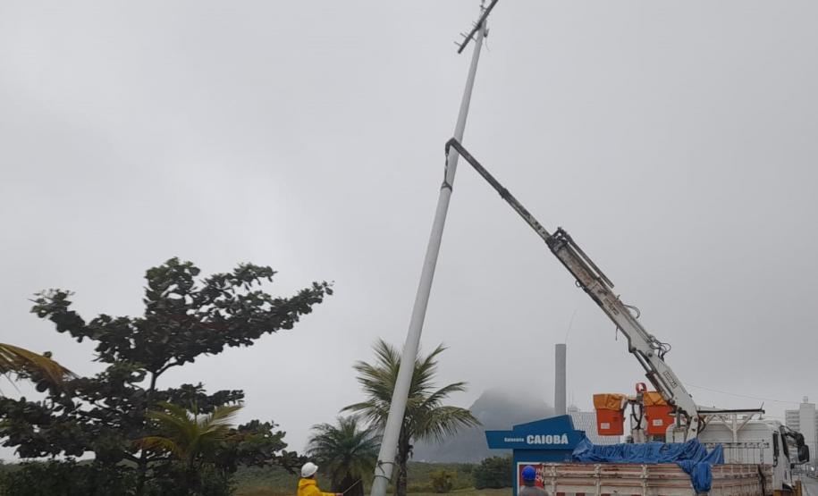 Superpostes voltaram a ser instalados nesta segunda-feira (29) na Orla de Matinhos