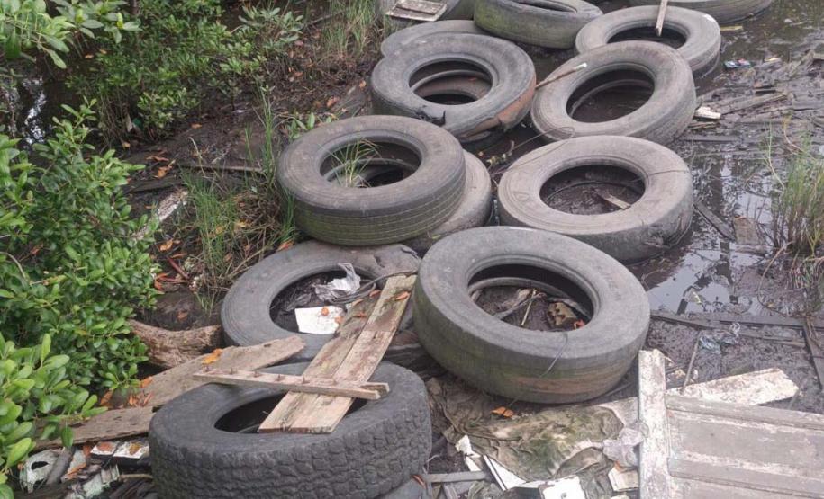 Litoral: em operações com outros órgãos, IAT retira entulho e fecha lava jato irregular