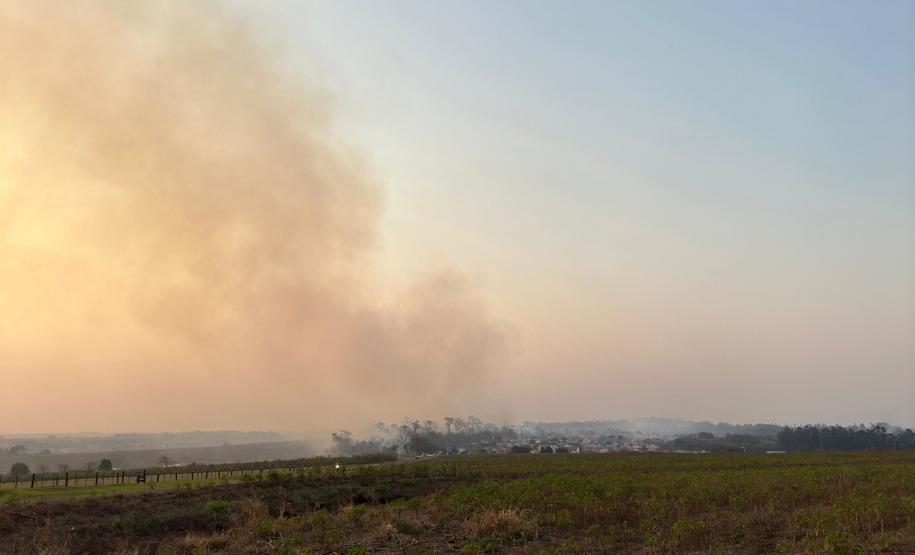 Caminhões-pipa fornecidos pelo Estado ajudam a combater incêndio florestal em Cianorte