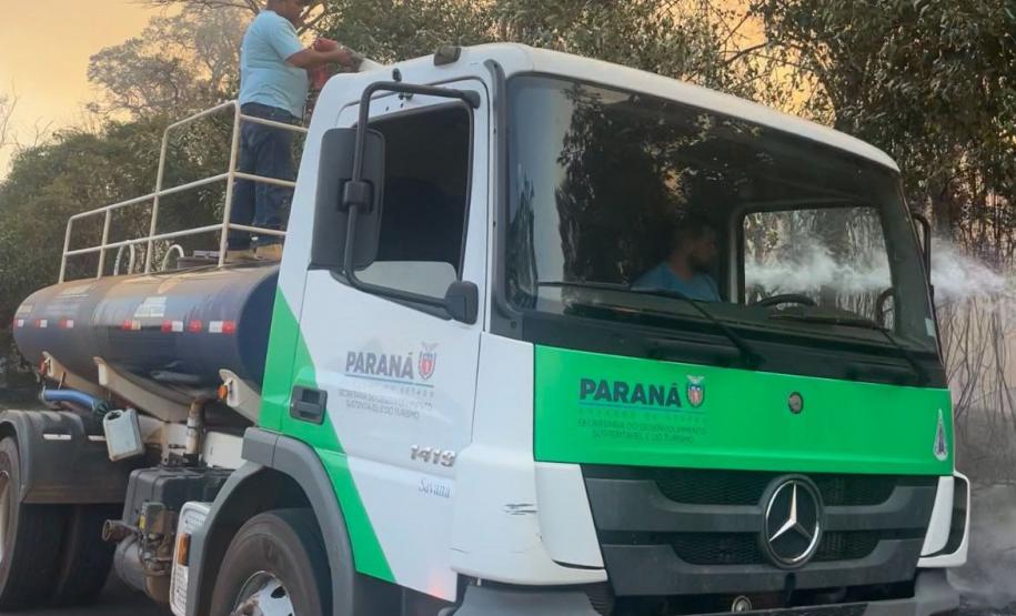 Caminhões-pipa fornecidos pelo Estado ajudam a combater incêndio florestal em Cianorte