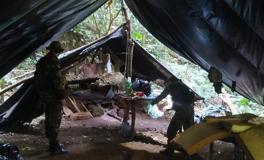 Instituto Água e Terra (IAT) e Batalhão de Polícia Ambiental - Força Verde desmobilizaram um acampamento de caçadores que funcionava dentro do Parque Estadual Pico do Marumbi.