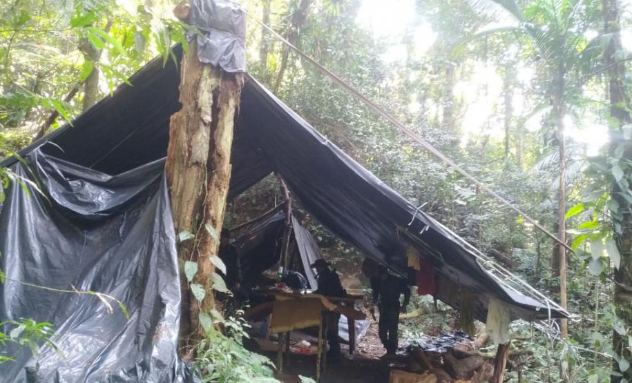Instituto Água e Terra (IAT) e Batalhão de Polícia Ambiental - Força Verde desmobilizaram um acampamento de caçadores que funcionava dentro do Parque Estadual Pico do Marumbi.