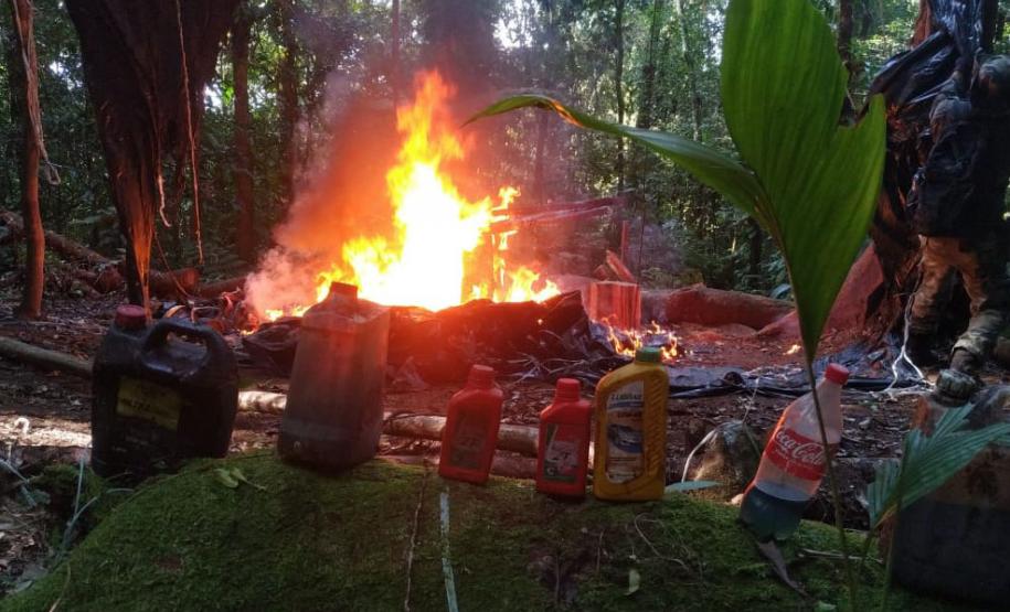 Instituto Água e Terra (IAT) e Batalhão de Polícia Ambiental - Força Verde desmobilizaram um acampamento de caçadores que funcionava dentro do Parque Estadual Pico do Marumbi.