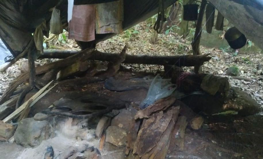 Instituto Água e Terra (IAT) e Batalhão de Polícia Ambiental - Força Verde desmobilizaram um acampamento de caçadores que funcionava dentro do Parque Estadual Pico do Marumbi.
