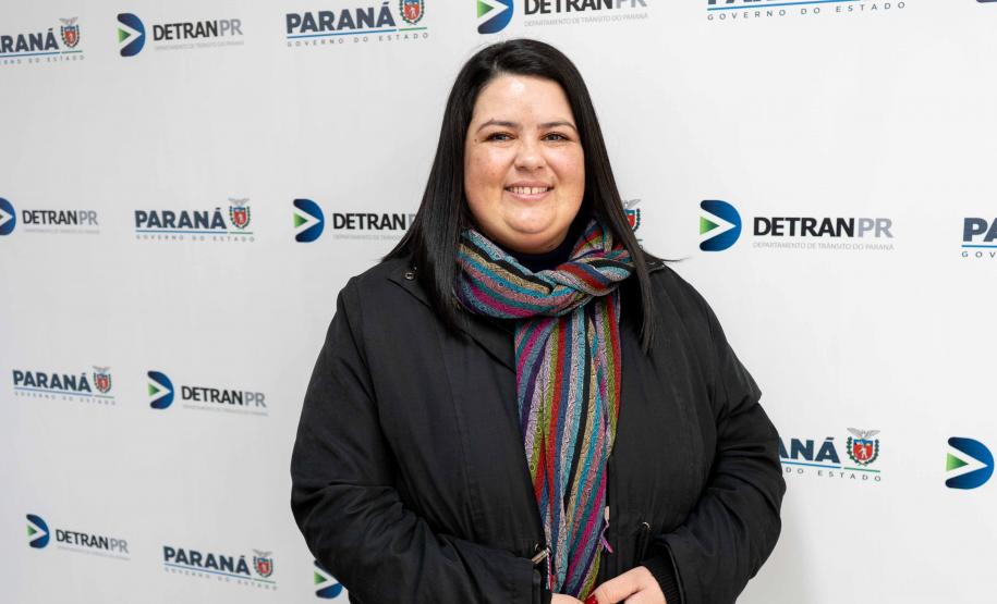 Na sede do Departamento de Trânsito (Detran) em Curitiba, num esquema de rodízio, todos os dias 15 servidores deixavam as atividades de rotina para somar  força no Centro Logístico da Defesa Civil Estadual - A assessora do Detran, Michele Polli foi uma das voluntárias.