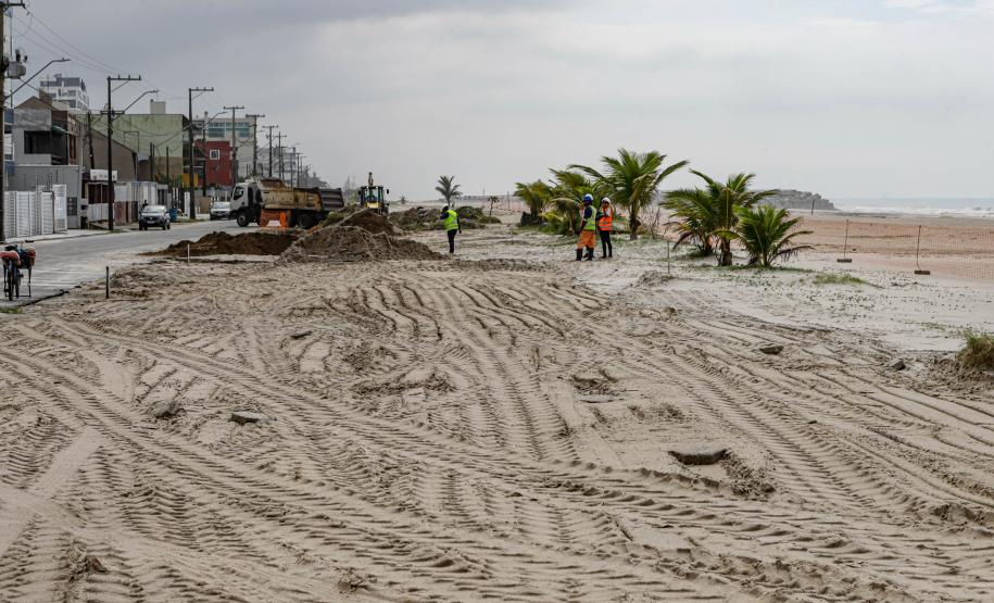 Matinhos, 16 de abril de 2024 - O governo do Paraná retorna as obras na orla de Matinhos, no balneário Praia Grande, em Matinho.