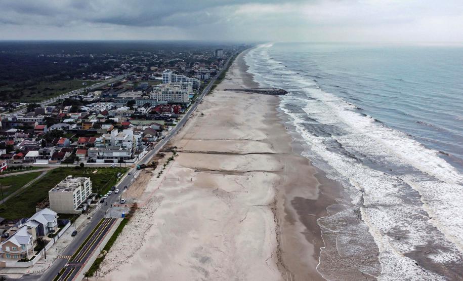 Matinhos, 16 de abril de 2024 - O governo do Paraná retorna as obras na orla de Matinhos, no balneário Praia Grande, em Matinho.