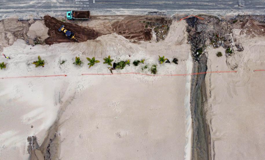 Matinhos, 16 de abril de 2024 - O governo do Paraná retorna as obras na orla de Matinhos, no balneário Praia Grande, em Matinho.