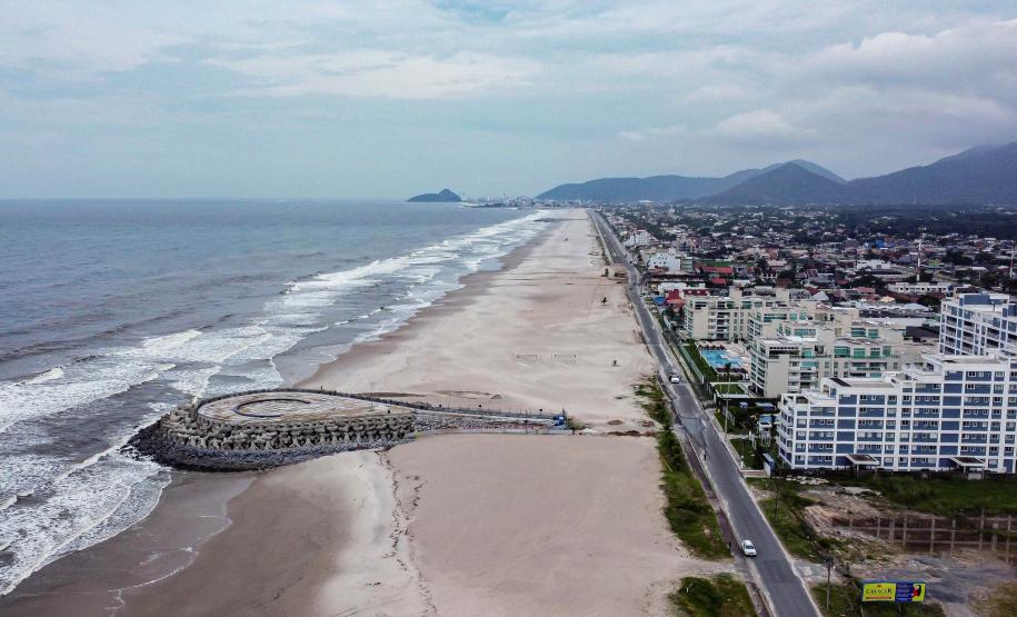 Matinhos, 16 de abril de 2024 - O governo do Paraná retorna as obras na orla de Matinhos, no balneário Praia Grande, em Matinho.