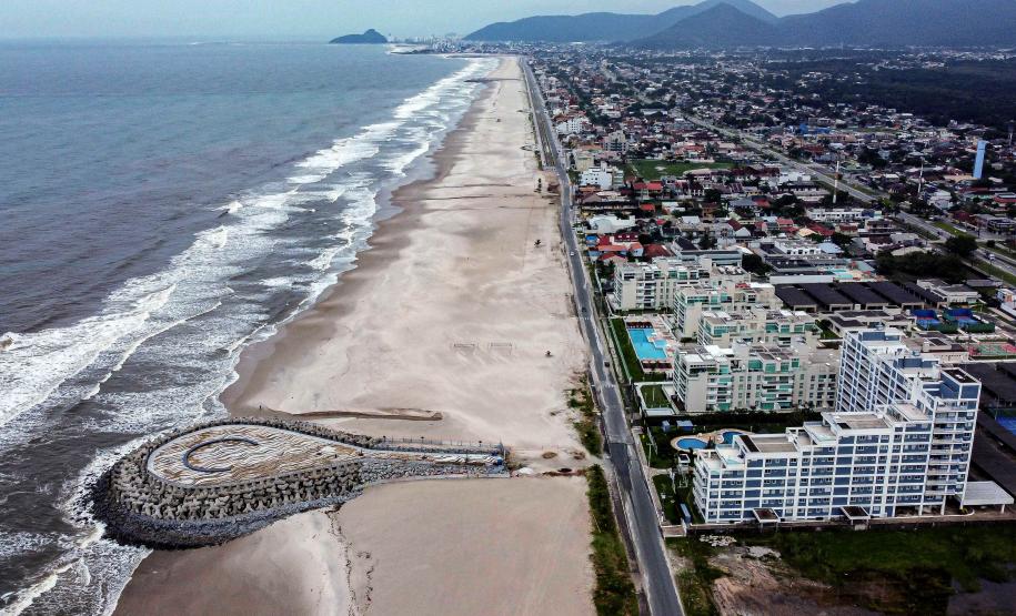 Matinhos, 16 de abril de 2024 - O governo do Paraná retorna as obras na orla de Matinhos, no balneário Praia Grande, em Matinho.