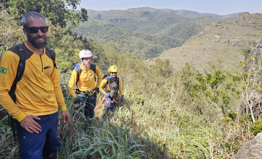 Com apoio de voluntários e helicóptero, IAT retira 58 hectares de pinus do Guartelá