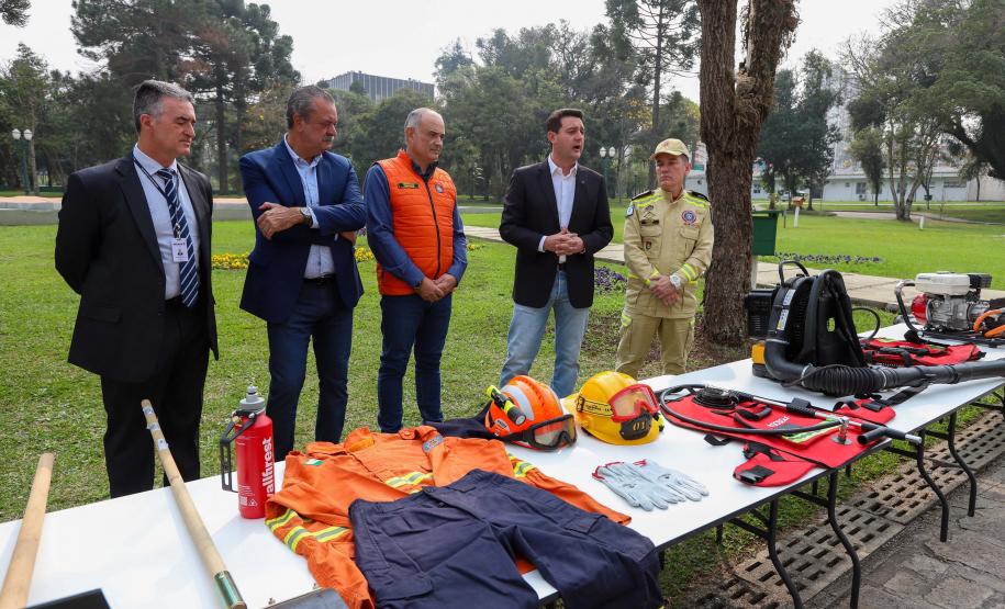 O governador Carlos Massa Ratinho Junior anunciou nesta terça-feira (10) investimento de R$ 21 milhões para ações de combate a incêndios florestais no Paraná.