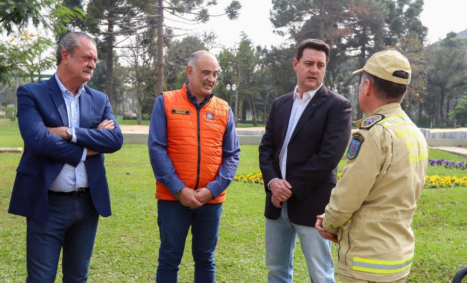 O governador Carlos Massa Ratinho Junior anunciou nesta terça-feira (10) investimento de R$ 21 milhões para ações de combate a incêndios florestais no Paraná.