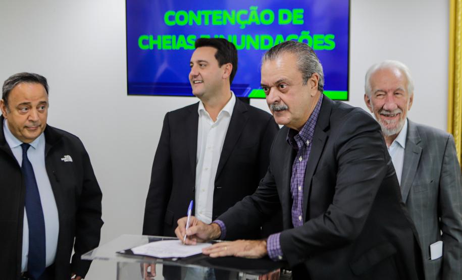 Curitiba, 02-09-24 - Governador Carlos Massa Ratinho Junior assina a contratação de estudos para a contenção de cheias e inundações para a região de União da Vitória.