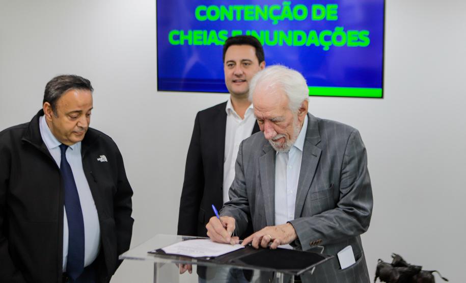 Curitiba, 02-09-24 - Governador Carlos Massa Ratinho Junior assina a contratação de estudos para a contenção de cheias e inundações para a região de União da Vitória.