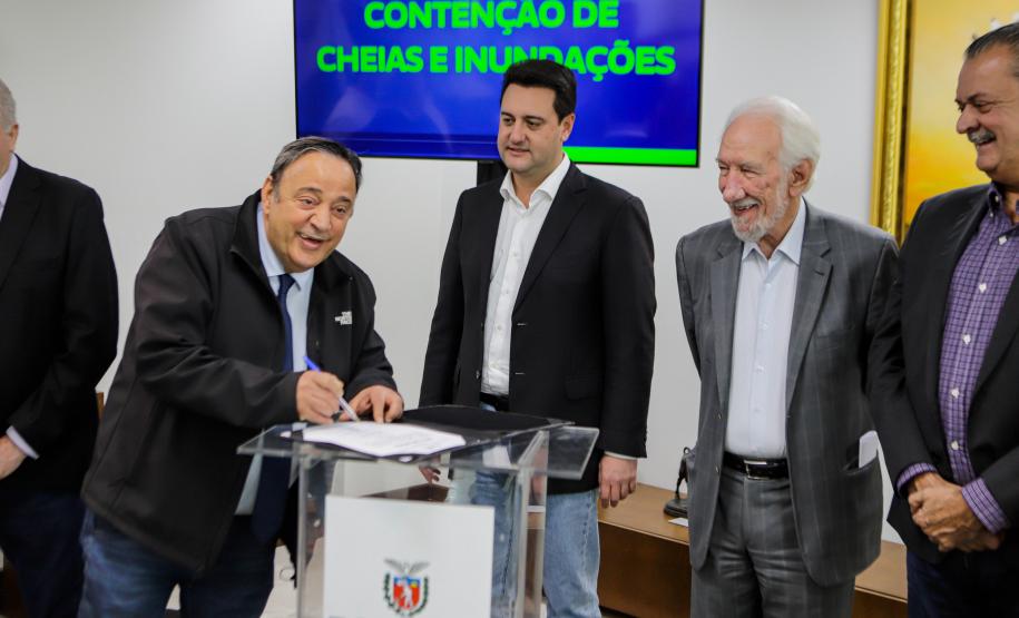 Curitiba, 02-09-24 - Governador Carlos Massa Ratinho Junior assina a contratação de estudos para a contenção de cheias e inundações para a região de União da Vitória.