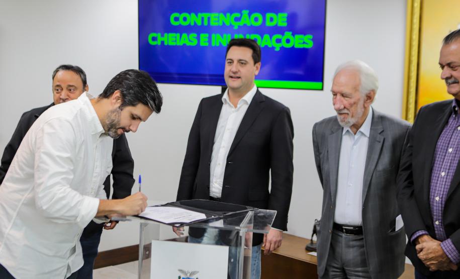 Curitiba, 02-09-24 - Governador Carlos Massa Ratinho Junior assina a contratação de estudos para a contenção de cheias e inundações para a região de União da Vitória.
